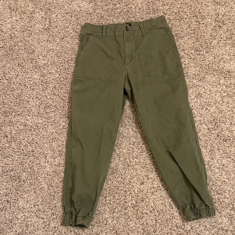 Banana Republic Men's Cargo Pants in Olive